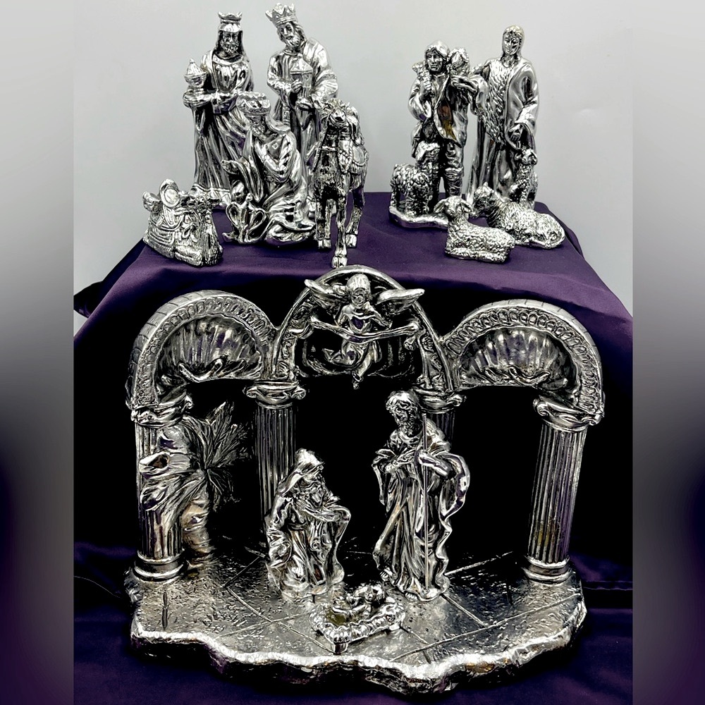 Vintage Towle Silverplated Heirloom Nativity Set: 12 Figurines & Crèche / Stable